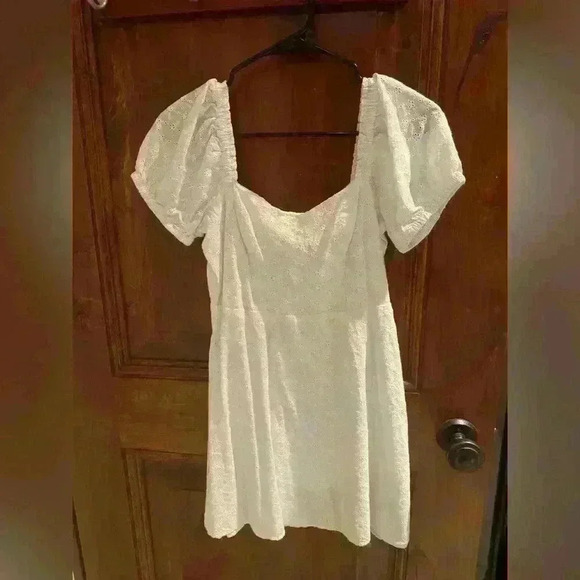 Sadie Sink Pull and Bear Sadie Sink White Eyelet Puff Sleeve Dress medium - Picture 2 of 3